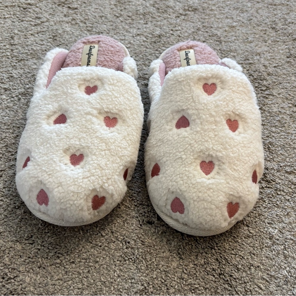 Like New Women’s Dearfoams Cozy White Heart Slippers Size 7/8
